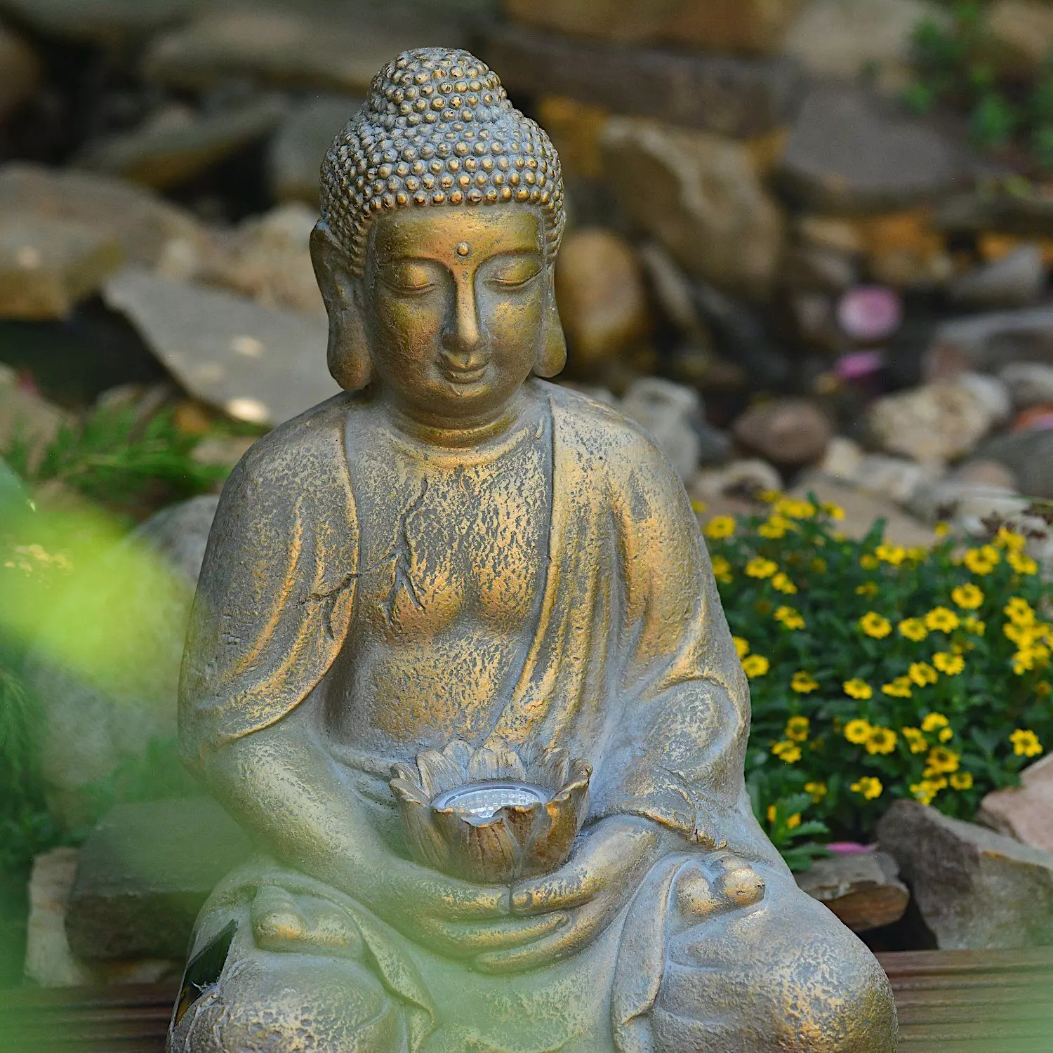 INtrenDU Gartenfigur Garten Buddha Figur 44cm mit Solarbeleuchtung und Sensorautomatik, Sensorautomatik