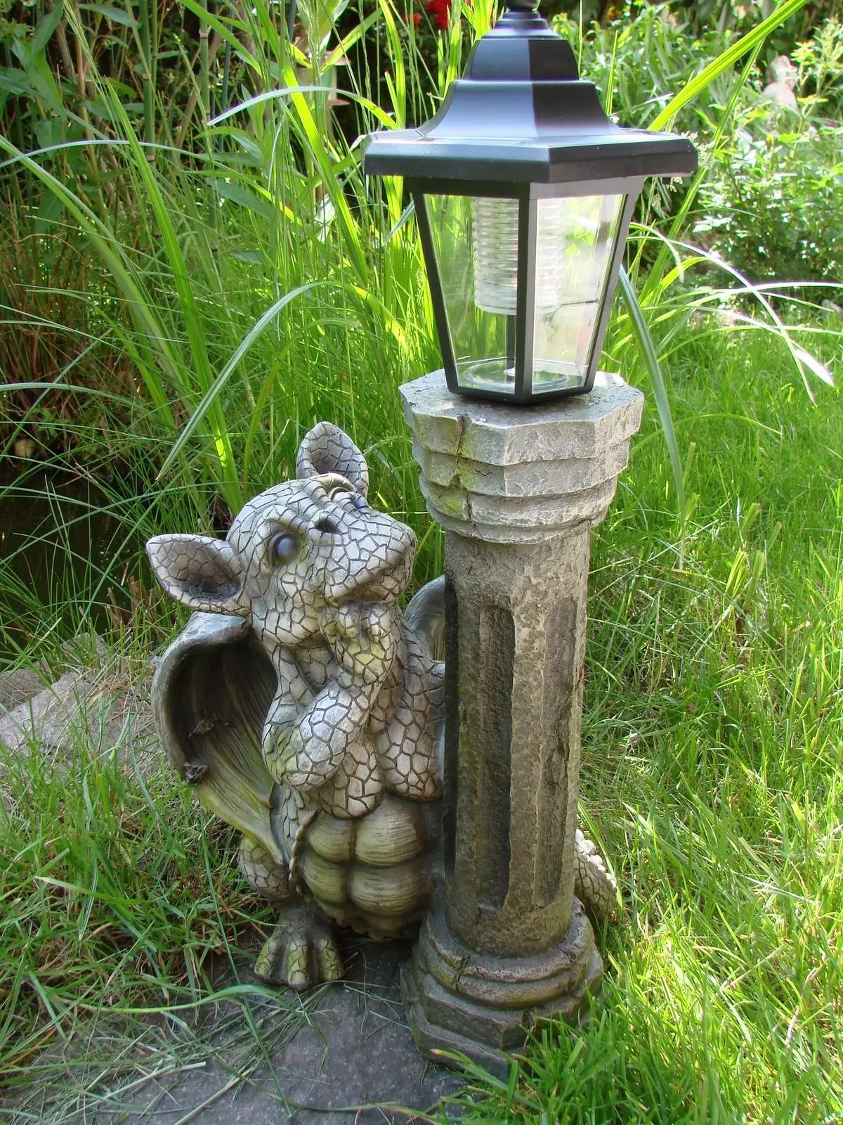 Kremers Schatzkiste Gartenfigur Drache mit Solar Laterne für den Garten Drachenkind