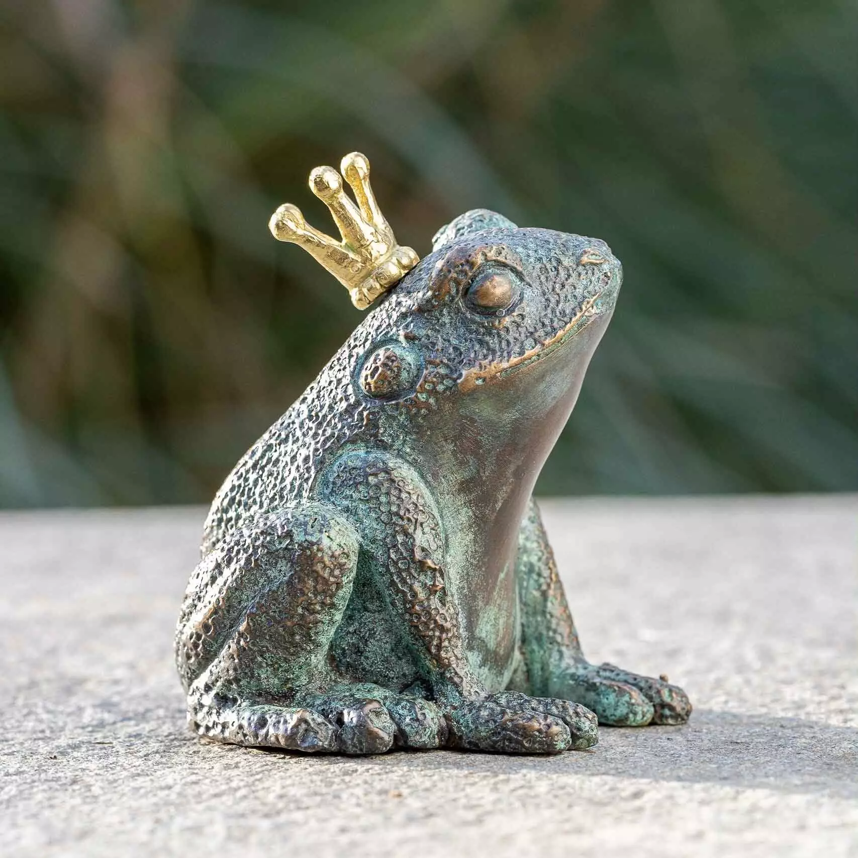 IDYL Gartenfigur IDYL Bronze-Skulptur Frosch wasserspeiend, Bronze – sehr robust – Langlebig – witterungsbeständig gegen Frost, Regen und UV-Strahlung. Die Modelle werden in Wachsausschmelzverfahren in Bronze gegossen und von Hand patiniert.