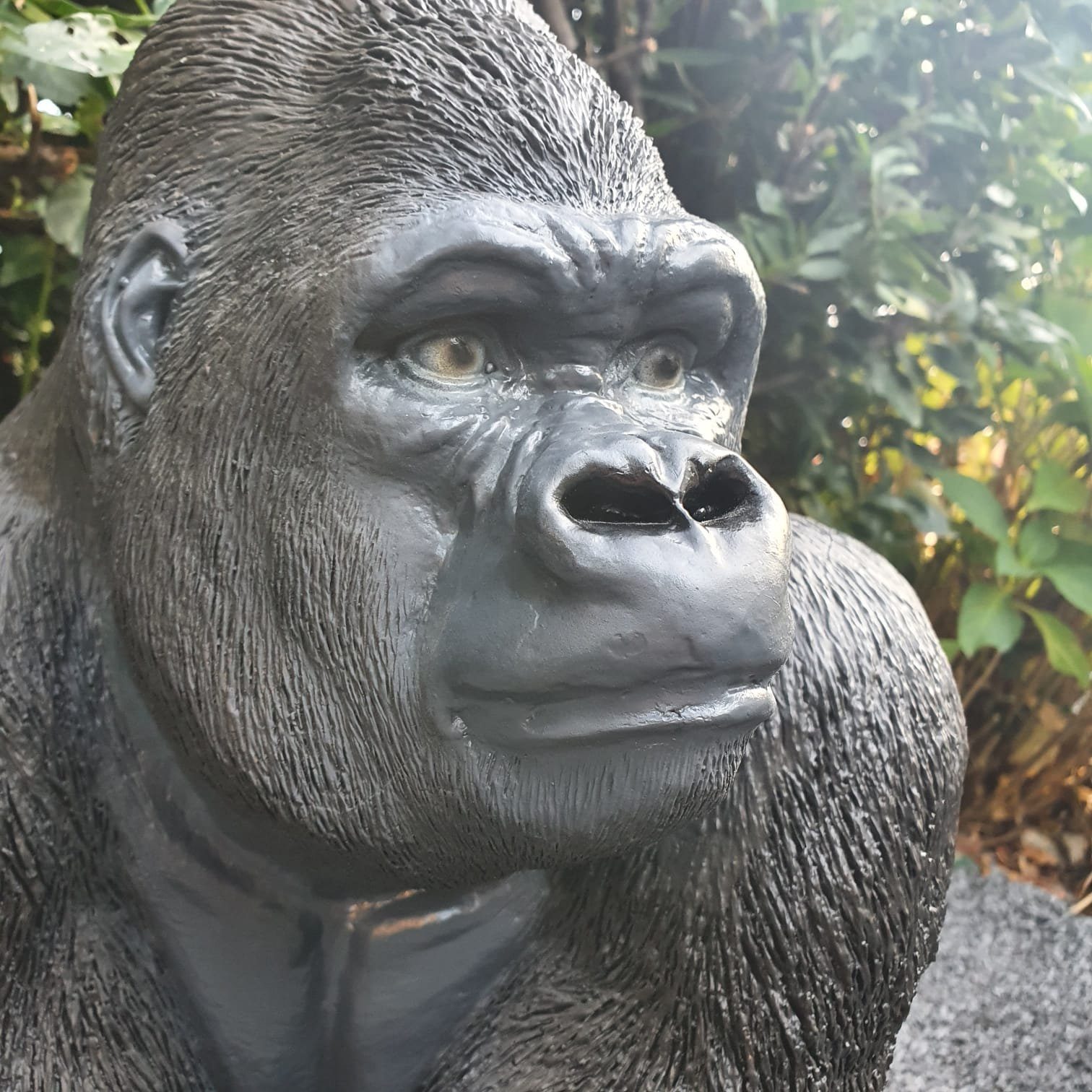Aspinaworld Gartenfigur Gorilla Figur sitzt auf der lauer 56 cm wetterfest