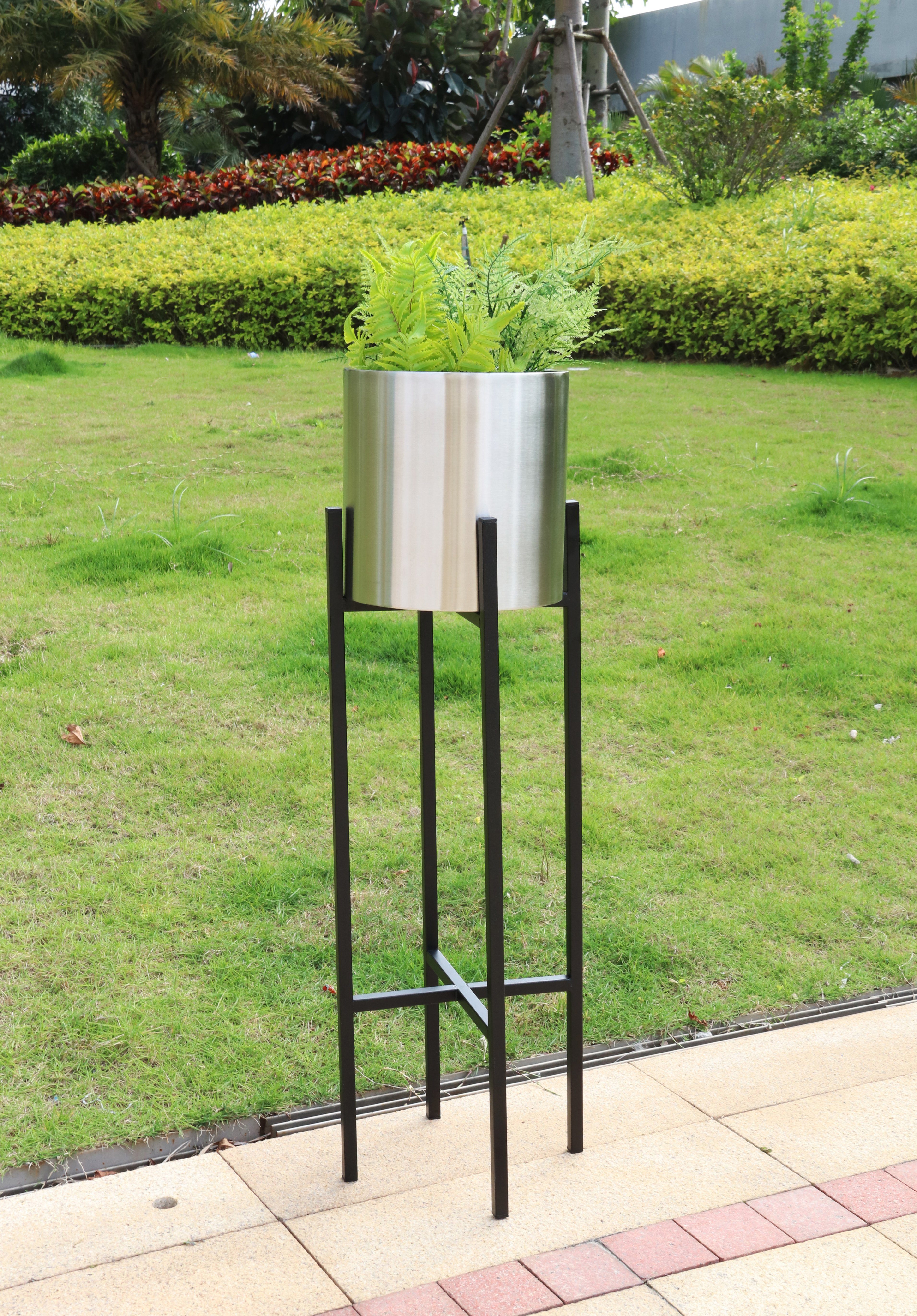 ELLUG Gartenbrunnen Blumentopf aus rostfreiem Edelstahl in Silber, schwarzer Ständer, Blumentopfhalter H.: 95,5cm Ø25cm Blumenkübel