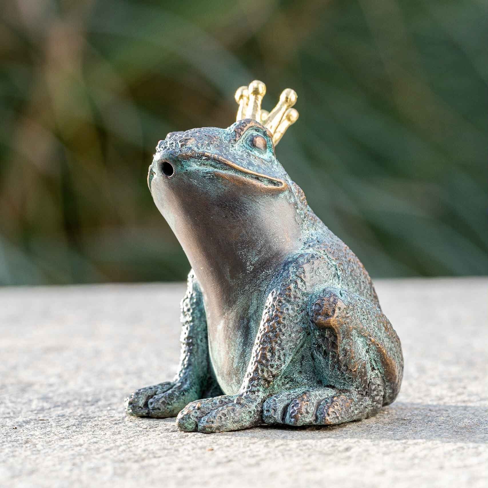 IDYL Gartenfigur IDYL Bronze-Skulptur Frosch wasserspeiend, Bronze – sehr robust – Langlebig – witterungsbeständig gegen Frost, Regen und UV-Strahlung. Die Modelle werden in Wachsausschmelzverfahren in Bronze gegossen und von Hand patiniert.