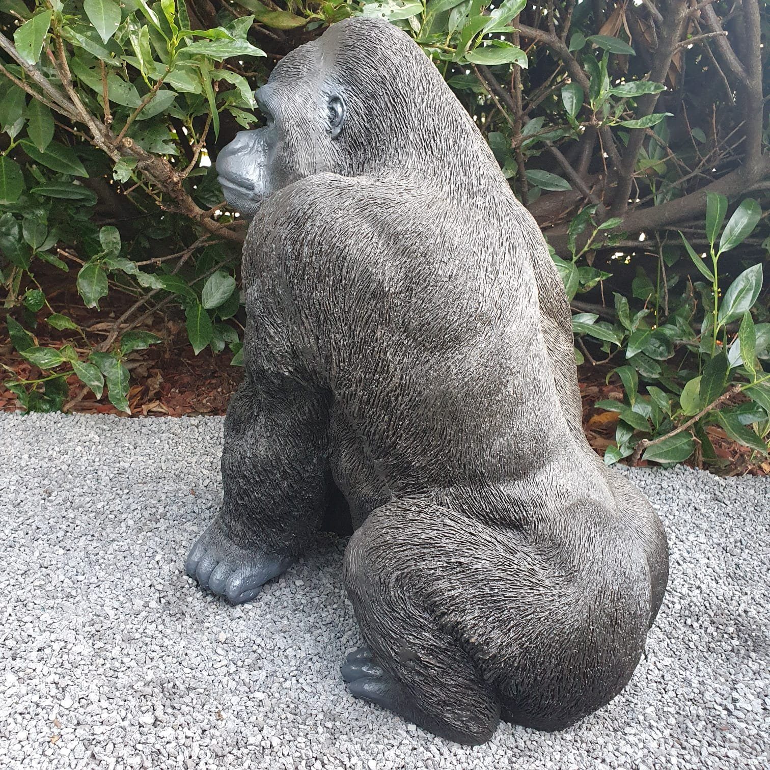 Aspinaworld Gartenfigur Gorilla Figur sitzt auf der lauer 56 cm wetterfest
